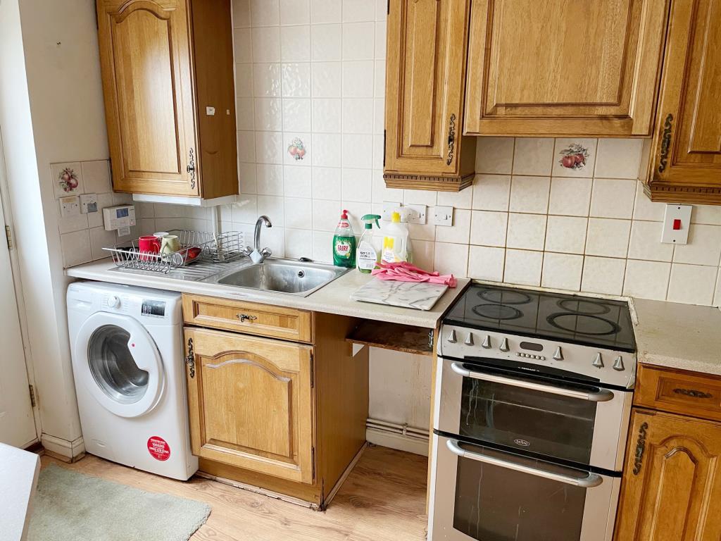 Lot: 31 - THREE-BEDROOM HOUSE WITH GARAGE -